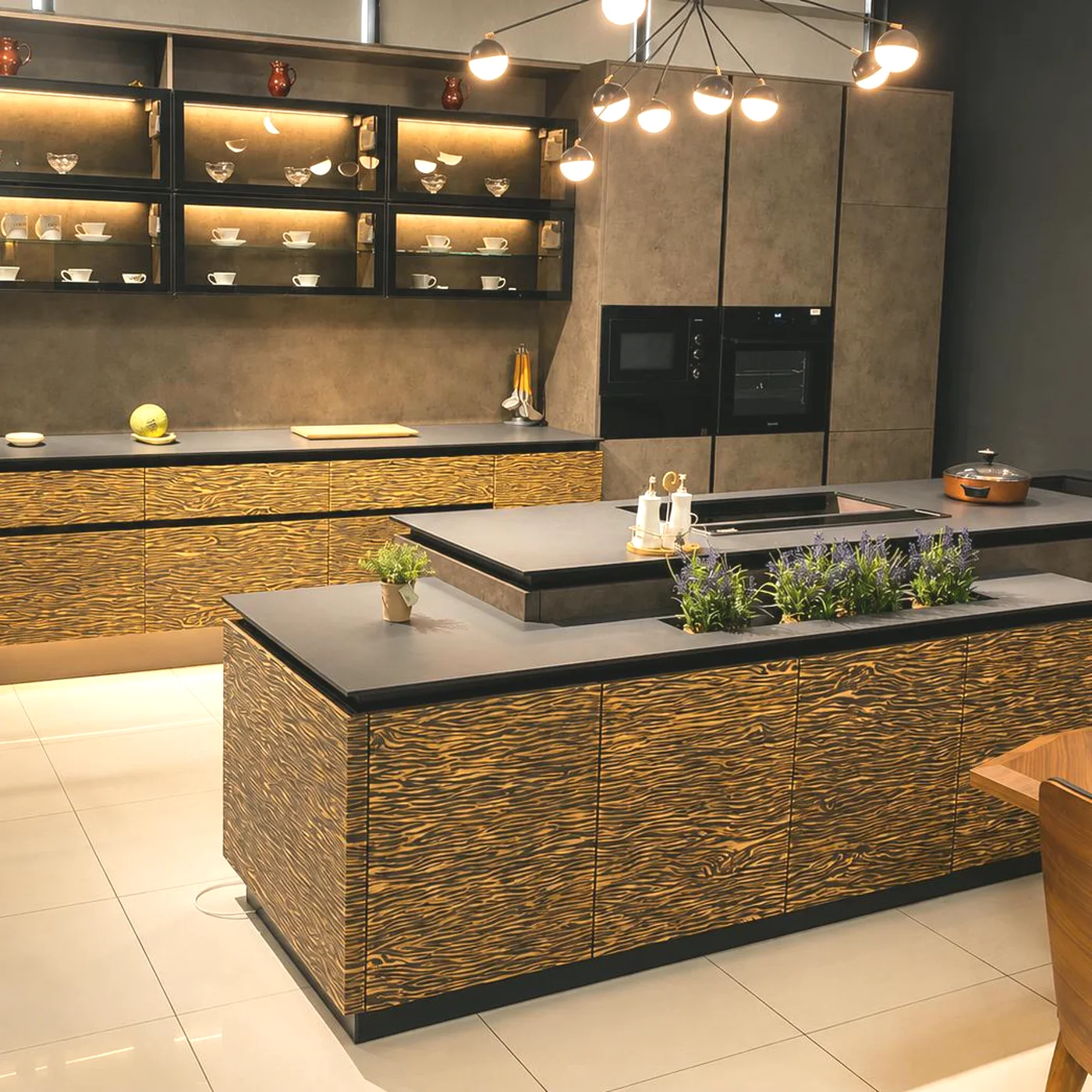 Cuisine signature : îlot central, façades texturées, vitrines éclairées